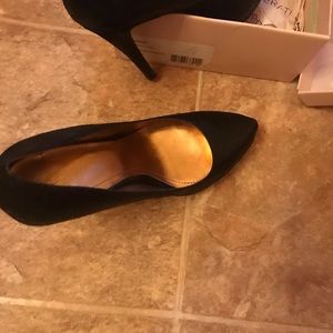 Black snakeskin pumps